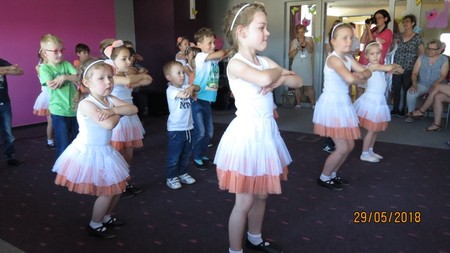 Pokaz taneczny dzieci z przedszkola Pod Sosnami