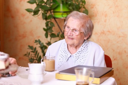 Helena Adamczyk z Drzonowa otrzymała od marszałka Piotr Całbeckiego okolicznościowy medal Unitas Durat Palatinatus Cuiaviano-Pomeraniensis, fot. Szymon Zdziebło/tarantoga.pl