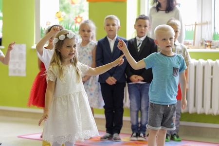 Spotkanie marszałka Piotra Całbeckiego z dziećmi z przedszkola Zielony Zakątek w Unisławiu, fot. Szymon Zdziebło/Tarantoga.pl
