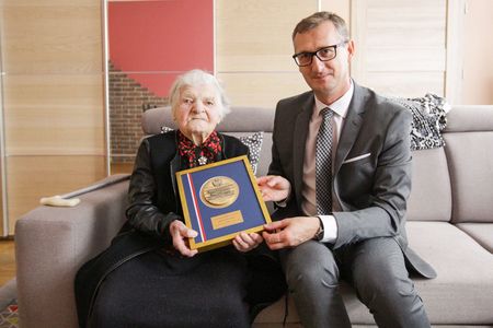 Wicemarszałek Dariusz Kurzawa z wizytą w domu Jadwigi Steinborn, fot. Szymon Zdziebło/tarantoga.pl