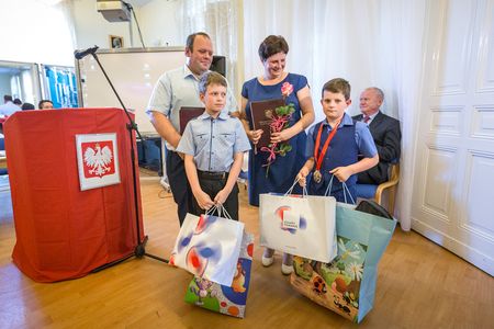 Podczas uroczystej sesji Rady Gminy Unisław marszałek Piotr Całbecki wspólnie z wójtem gminy Jakubem Danielewiczem wręczyli nagrody i gratulacje wicemistrzowi świata w warcabach Dawidowi Gotowskiemu oraz jego bratu Filipowi Gotowskiemu, fot. Szymon Zdziebło/Tarantoga.pl