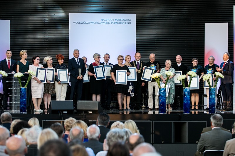 Laureaci w kategoriach działalność społeczna i zaangażowanie na rzecz drugiego człowieka, budowa społeczeństwa obywatelskiego fot. Andrzej Goiński Laureaci w kategoriach działalność społeczna i zaangażowanie na rzecz drugiego człowieka, budowa społeczeństwa obywatelskiego fot. Andrzej Goiński