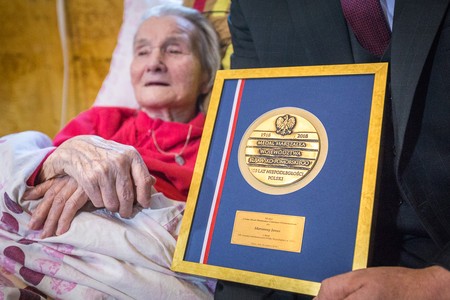 Marszałek Piotr Całbecki w wizytą w domu Marianny Janus, fot. Szymon Zdziebło/Tarantoga.pl