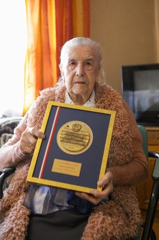 Wicemarszałek Dariusz Kurzawa z wizytą w domu Czesławy Lewandowskiej, fot. Szymon Zdziebło/Tarantoga.pl