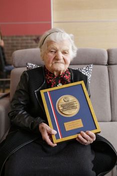 Wicemarszałek Dariusz Kurzawa z wizytą w domu Jadwigi Steinborn, fot. Szymon Zdziebło/Tarantoga.pl