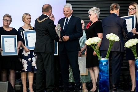 Nagrodę Marszałka Województwa dla Koła Grudziądzkiego Towarzystwa Pomocy im. św. Brata Alberta odebrali prezes Zdzisław Paczkowski oraz wiceprezes Hanna Szymańska, fot. Andrzej Goiński