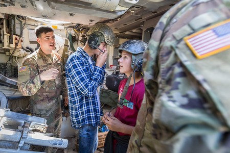 Spotkanie młodzieży z żołnierzami z USA na toruńskim poligonie, fot. Szymon Zdziebło/Tarantoga.pl
