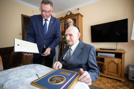 Wizyta wicemarszałka Zbigniewa Ostrowskiego w domu Antoniego Ciszka, fot. Filip Kowalkowski