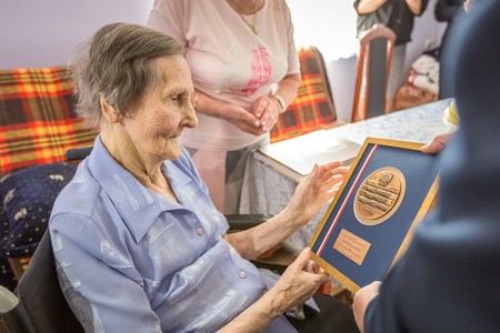 Wizyta marszałka Piotra Całbeckiego w domu Wandy Kowalskiej, fot. Szymon Zdziebło/tarantoga.pl