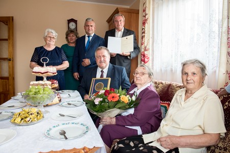 Wizyta członka zarządu województwa Sławomira Kopyścia i radnego Stanisława Pawlaka w domu Heleny Bett, fot. Łukasz Piecyk