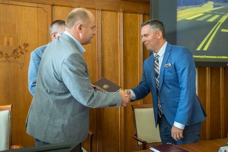 Ceremonia podpisania umowy z wykonawcą, fot. Szymon Zdzieblo/tarantoga.pl dla UMWKP
