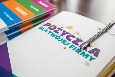 Podpisy na umowie uruchamiającej pożyczki złożyły prezes KPFR Kamila Radziecka i prezes KPFP Agnieszka Wasita, fot. Szymon Zdziebło/tarantoga.pl dla UMWKP