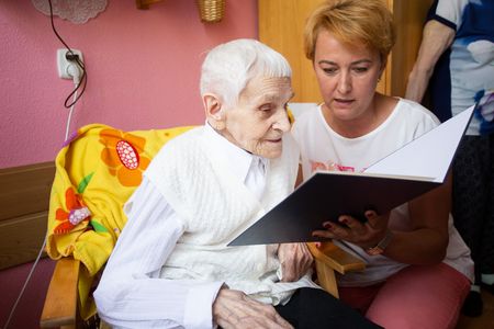 Wizyta radnej województwa Agnieszki Kłopotek u Cecylii Araszewicz, fot. Filip Kowalkowski