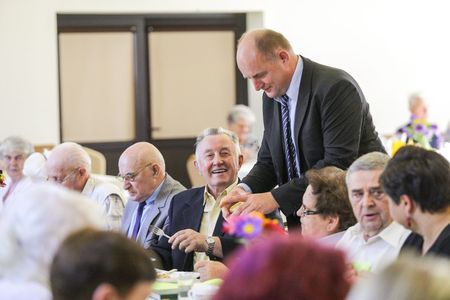 Wizyta marszałka Piotra Całbeckiego na spotkaniu seniorów Gminy Papowo Biskupie, fot. Szymon Zdziebło/tarantoga.pl