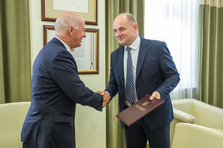 Marszałek Piotr Całbecki wręczył umowę prezydentowi Grudziądza Robertowi Malinowskiemu, fot. Szymon Zdziebło/tarantoga.pl
