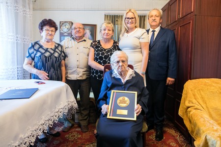 Członek zarządu województwa Aneta Jędrzejewska medal Unitas Durat wręczyła Helenie Barcz, fot. Andrzej Goiński