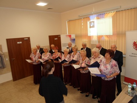 występ zespołu „Niespodzianka” Klubu Seniora Złota Jesień w Bydgoszczy