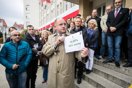Informację o osiągnięciu wymaganego poziomu certyfikacji marszałek Piotr Całbecki wspólnie ze współpracownikami ogłosił 2 października przed Urzędem Marszałkowskim, fot. Andrzej Goiński