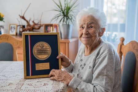 Przewodniczący Sejmiku Ryszard Bober w domu u Władysławy Bugały, fot. Łukasz Piecyk