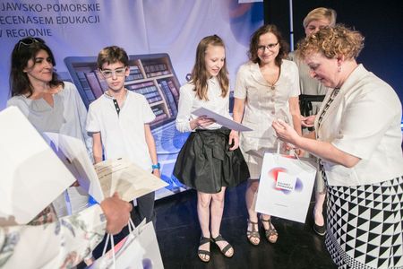 Spotkanie z najmłodszymi stypendystami projektu „Prymus Pomorza i Kujaw” w czerwcu w Teatrze Horzycy w Toruniu, fot. Andrzej Goiński