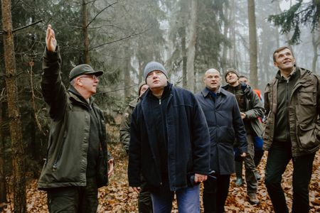 Marszałek Piotr Całbecki osobiście wybrał choinkę w lesie pod Raciniewem, fot. Łukasz Piecyk dla UMWKP