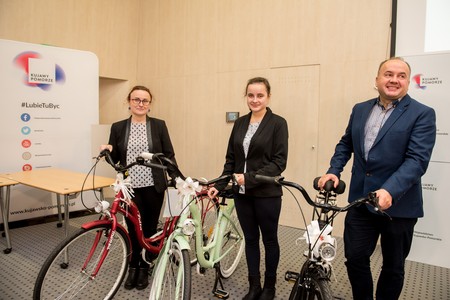 Główną magrodę-komplet rowerów za relację z rodzinnego obiadu w dniu 11 listopada zdobyła rodzina Sztonyk z Torunia, fot.Łukasz Piecyk