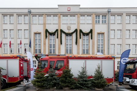 Uroczyste przekazanie samochodów strażackich OSP przed Urzędem Marszałkowskim w Toruniu, fot. Łukasz Piecyk