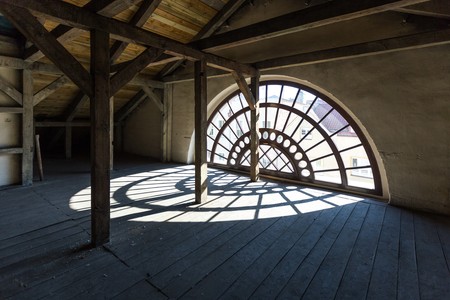 Wśród tegorocznych laureatów marszałkowskiego konkursu „Dziedzictwo Wieków” są opiekunowie i wykonawcy remontu dawnego lazaretu garnizonowego w Toruniu, w którym mieści się Wojskowa Specjalistyczna Przychodnia Lekarska. To jeden z dwóch w Europie zachowanych do dzisiaj unikatowych przykładów architektury militarno-medycznej. Fot. Szymon Zdziebło/Tarantoga.pl