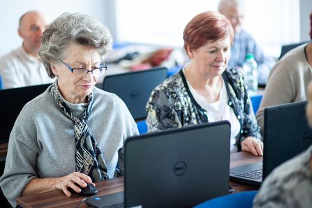 Certyfikowane szkolenia komputerowe to oferta także dla seniorów, fot. Filip Kowalkowski