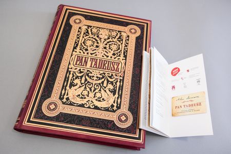 Zestaw „Pan Tadeusz” – edycja bibliofilska książki oraz audiobook, w którym „Pana Tadeusza” czytają aktorzy Teatru Polskiego w Wilnie od wydawnictwa Młotkowski oraz Kujawsko-Pomorskiego Impresaryjnego Teatru Muzycznego, fot. Andrzej Goiński