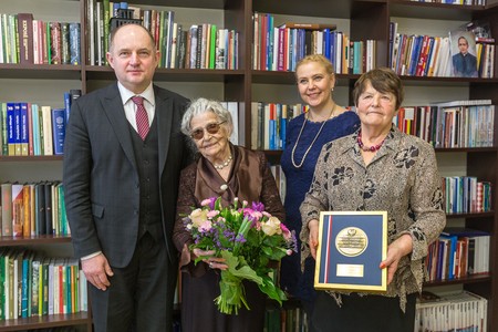 Dziś (6 lutego ) marszałek Piotr Całbecki spotkał się z panią Aurelią Liwińską i jej rodziną, fot. Szymon Zdziebło/tarantoga.pl
