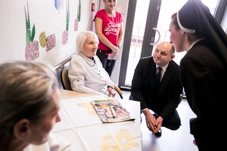 Marszałek Piotr Całbecki z wizytą u podopiecznych Zakładu Opiekuńczo-Leczniczego w Toruniu, fot. Andrzej Goiński/UMWKP