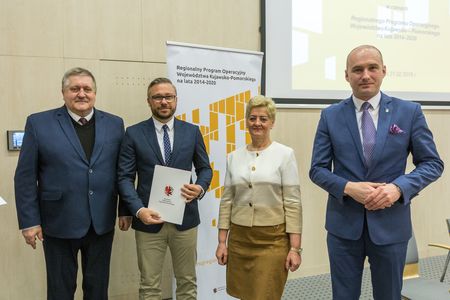 Uroczystość wręczenia umów w ramach Regionalnego Programu Operacyjnego w Urzędzie Marszałkowskim, fot. Szymon Zdziebło/Tarantoga.pl