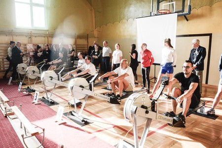 W sobotę 16 lutego w Kruszwicy odbyła się impreza „100 kilometrów na stulecie niepodległości”, podczas której 130 uczestników pokonało dystans 100 km na egrometrach wioślarskich, w myśl hasła „Kręcimy kilometry dla Niepodległej”, fot. Urząd Miejski w Kruszwicy