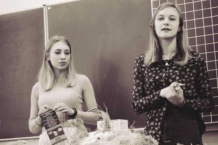 Zajęcia edukacyjne z zakresu profilaktyki raka piersi i jądra w III LO w Toruniu- uczennice w roli edukatorów zdrowia, fot. Anna Rutkowska