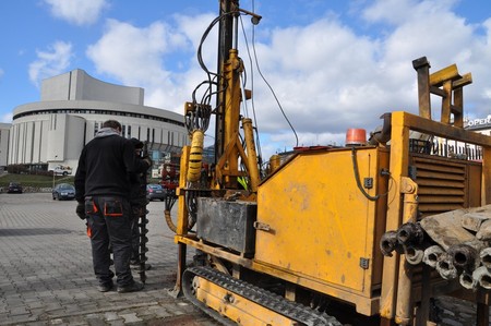 Przed gmachem Opery Nova w Bydgoszczy rozpoczęto odwierty umożliwiające badanie grunku pod budowę czwartego okręgu, fot. Opera Nova