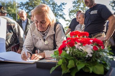 Pierwszych wpisów w pamiątkowej księdze dokonali 10 października 2018 roku w Toruniu goście obecni na uroczystości odsłonięcia pomnika Pamięci Ofiar Zbrodni Pomorskiej 1939, fot. Szymon Zdziebło/tarantoga.pl
