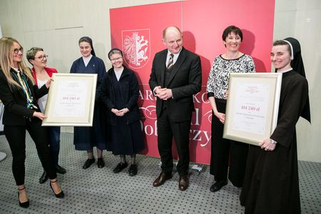 Konferencja prasowa marszałka Piotra Całbeckiego, podczas której podsumowano charytatywny wymiar balu, fot. Andrzej Goiński/UMWKP