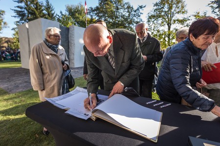 Pierwszych wpisów w księdze pamięci dokonali goście honorowi uroczystości odsłonięcia pomnika Pamięci Ofiar Zbrodni Pomorskiej – potomkowie pomordowanych, fot. Szymon Zdziebło/tarantoga.pl