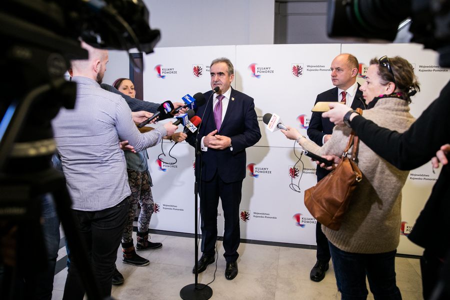 Informację o honorowym obywatelstwa dla abpa Muszyńskiego i prof. Dembińskiego ogłosili na spotkaniu z mediami marszałek Piotr Całbecki i przewodniczący sejmiku Ryszard Bober, fot. Andrzej Goiński/UMWKP