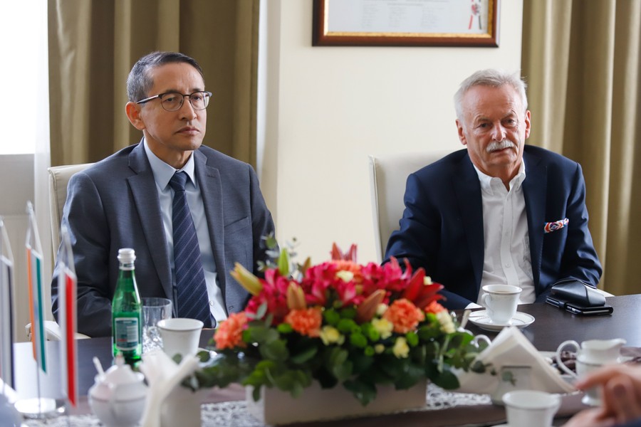 Ambasador Tsewang Namgyal i prezes TZMO Jarosław Józefowicz u marszałka Piotra Całbeckiego, fot. Mikołaj Kuras dla UMWKP