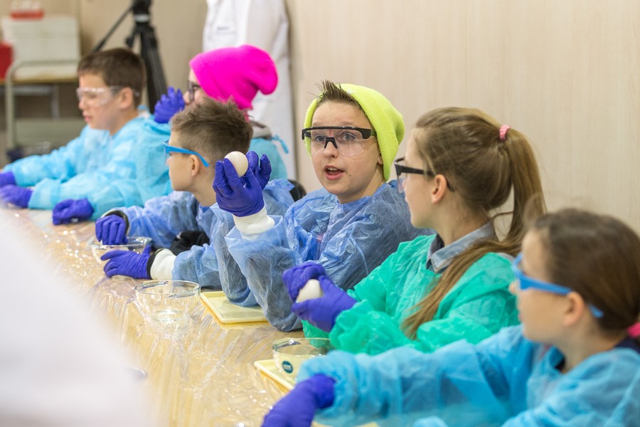 Wielkanocne warsztaty chemiczne w Urzędzie Marszałkowskim, fot. Szymon Zdziebło/www.tarantoga.pl