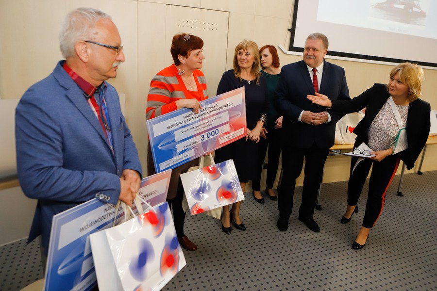 Zwycięscy pomysłodawcy nazwy promu odebrali nagrody, fot. Mikołaj Kuras dla UMWKP