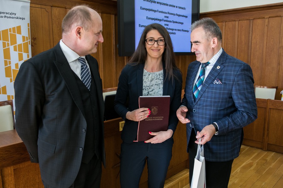 Ceremonia wręczenia umów, fot. Andrzej Goiński/UMWKP