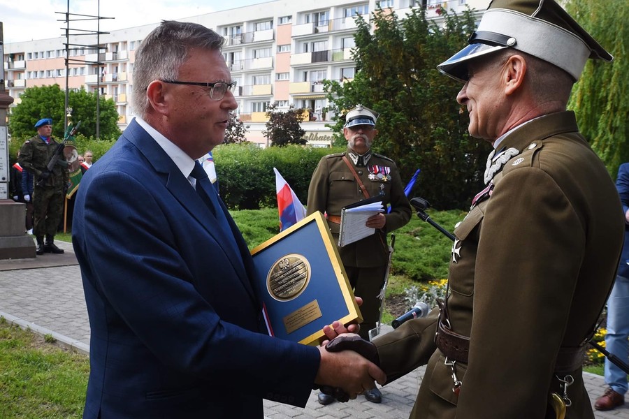 Wicemarszałek Zbigniew Ostrowski przekazuje medal Unitas Durat dla Koła Przyjaciół 16. Pułku Ułanów Wielkopolskich im. gen. dyw. Gustawa Orlicz-Dreszera, fot. UMWKP