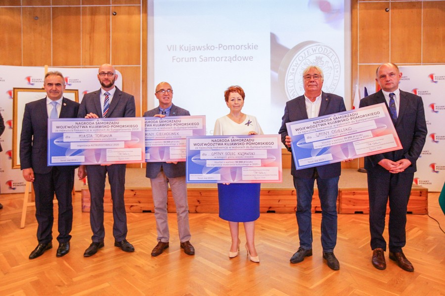 Wręczenie nagród dla najaktywniejszych obywatelsko społeczności lokalnych w ramach samorządowej wojewódzkiej kampanii profrekwencyjnej, fot. Szymon Zdziebło www.tarantoga.pl