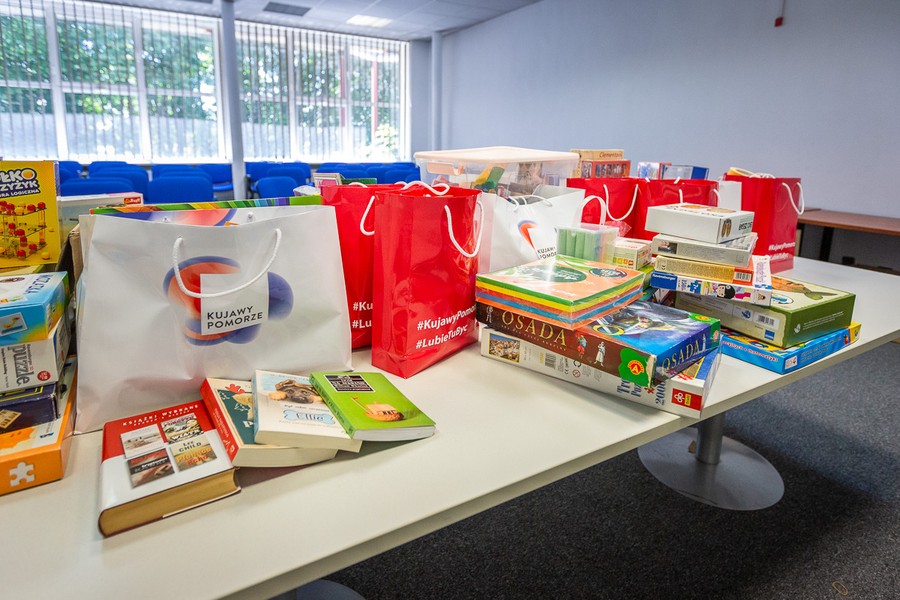 Paczki z darami dla dzieci i młodzieży przebywających na oddziałach psychiatrycznych, fot. Szymon Zdziebło www.tarantoga.pl