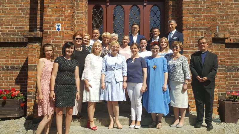 Wspólne zdjęcie przed budynkiem KPCEN w Toruniu