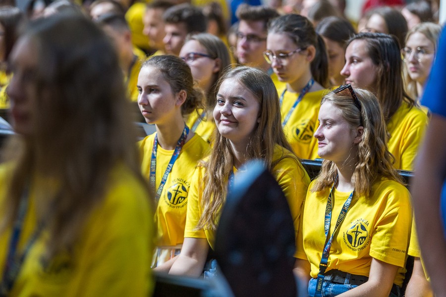 Msza św. inaugurująca obóz stypendystów Fundacji „Dzieło Nowego Tysiąclecia”, fot. Szymon Zdziebło/tarantoga.pl