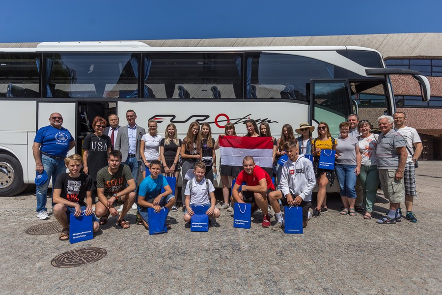 Pożegnanie uczestników letniego obozu żeglarskiego w Chorwacji, fot. Szymon Zdziebło/tarantoga.pl